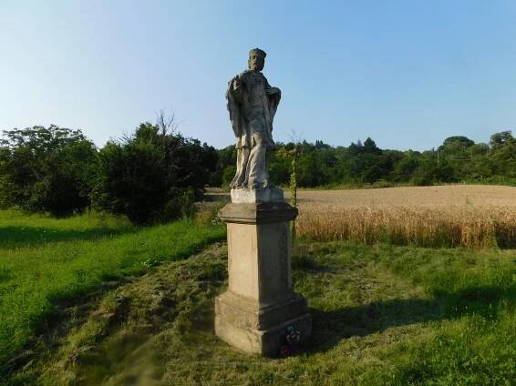 Soubor:Socha svatého Jana Nepomuckého ve Slavkově u Brna pod Urbanem (Q104982971).jpg