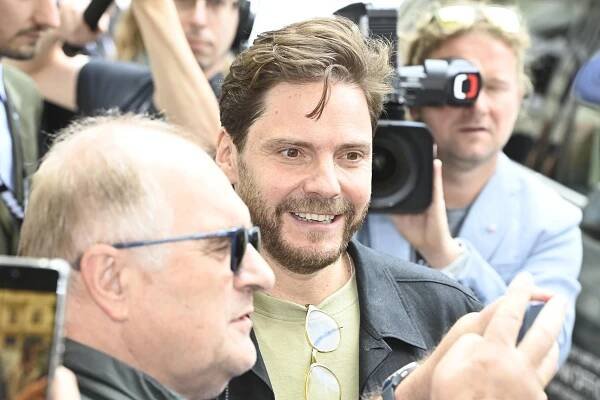 Další hvězda ve Varech. Na festival dorazil představitel Nikiho Laudy z Rivalů