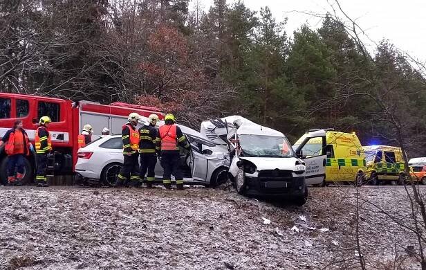 Vážná nehoda uzavřela výpadovku z Plzně na Karlovy Vary | Krimi Plzeň