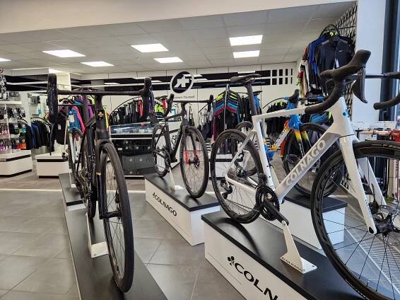 ProCycle shop interiér další dresy