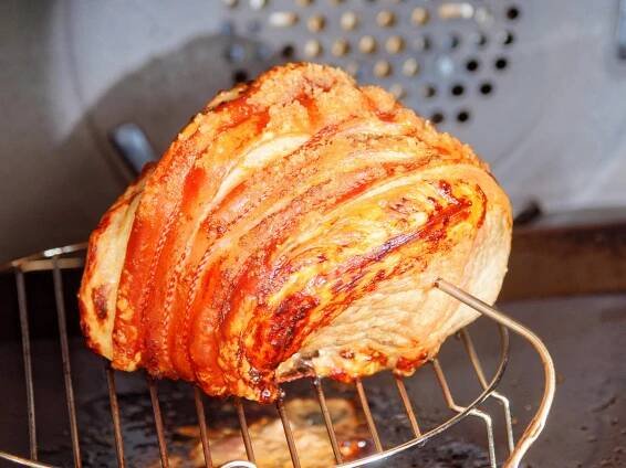 Photo Roasting-pork-8.jpeg.  Click to redisplay small version of image.
