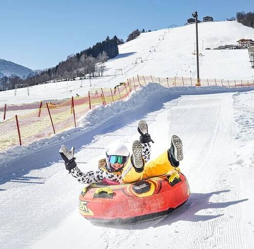 Rasant unterwegs auf der Snowtubing-Bahn | © TVB Piesendorf Niedernsill, Foto Harry Liebmann