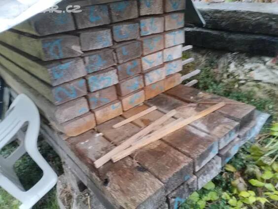 Palivové dřevo a stavební materiál