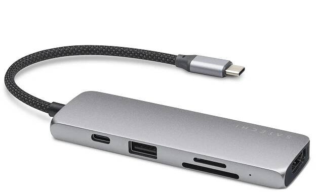 Satechi Multiport Pro s konektorem USB‑C vpravo, na adaptéru vlevo jsou vidět porty USB‑C, USB‑A, sloty na kartu SD a MicroSD a na konci port HDMI