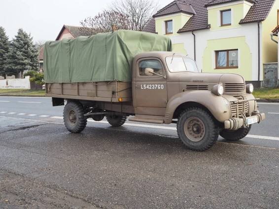 FOTO: V Senicích a Podmokách připomněli seskok parašutistů ze skupiny Silver A