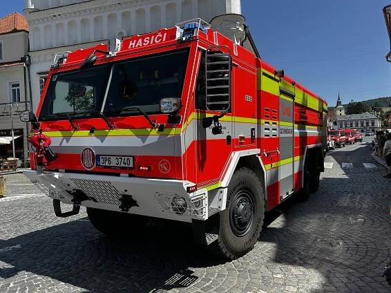 Hasiči v Sušici slavili ve velkém, ohromili vodní fontánou i spanilou jízdou