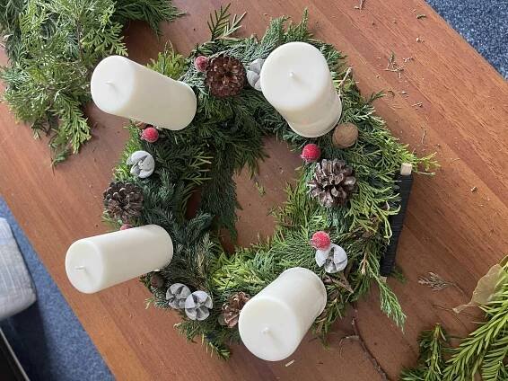 Adventní věnec na stůl vyrobíte za 17 minut