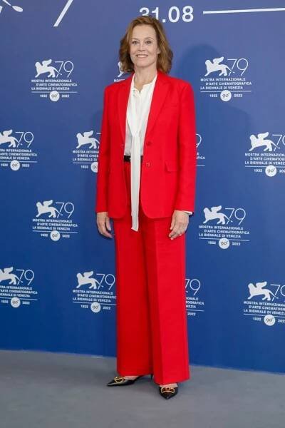Když se Sigourney Weaver rozhodne pro výrazné barvy, dopadá to stejně. Opět neodolatelná inspirace v podání zářivě rudého kalhotového kostýmku, který herečka doplnila o blůzu s ležérní vázačkou. Černé střevíčky Valentino Garavani a pásek ve stejném tónu dodaly modelu dynamiku. 
