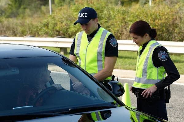 Rookie Blue - Děcka nejsou v pohodě - Z filmu - Peter Mooney, Priscilla Faia