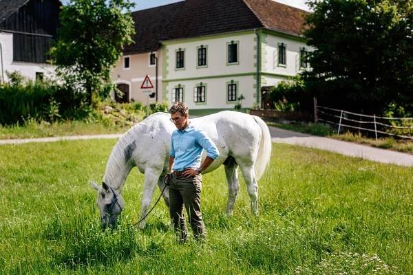Dr Keller entspannt vor seinem Kurhof im Mostviertel