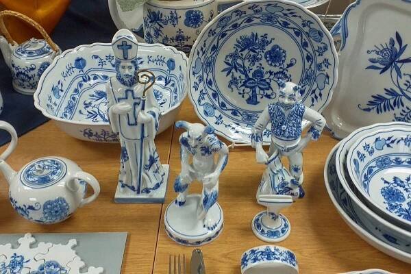 V Dubí mají Dům porcelánu s modrou krví. Klasický cibulák doplňují i netradiční barevné dekory | Střední Čechy