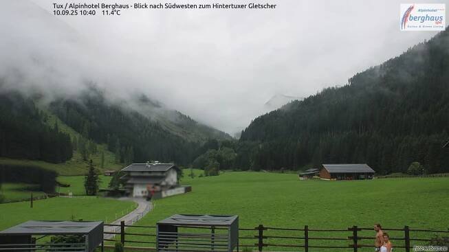 Tux / Alpinhotel Berghaus - Blick nach Südwesten zum Hintertuxer Gletscher - Foto-Webcam.eu