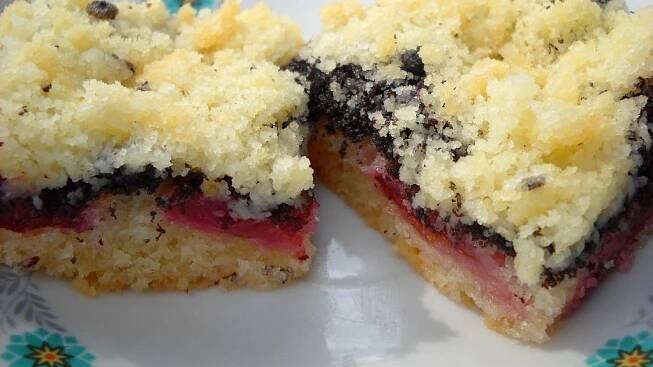 Recept na rychlý švestkový koláč s mákem a křupavou drobenkou voní z trouby do 30 minut