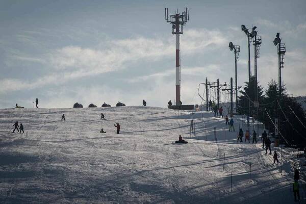 I přes vládní nařízení ski areál Vaňkův kopec spustil provoz vleku, 31. ledna 2021 v Horní Lhotě.