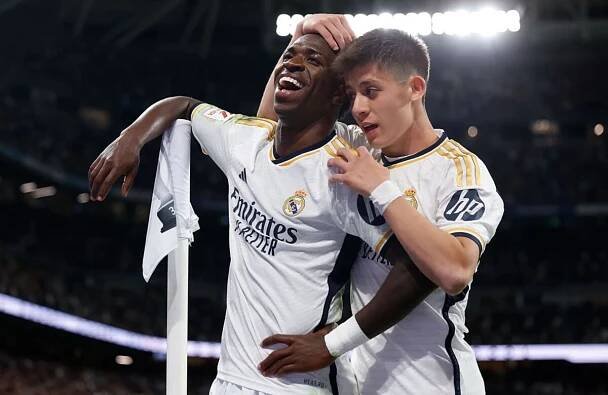 Vinícius a Arda Güler (zdroj: realmadrid.com)