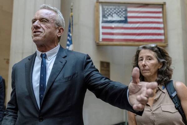 Kennedy mladší pozastavil kampaň a podpořil Trumpa. V klíčových státech se nechá z boje vyškrtnout