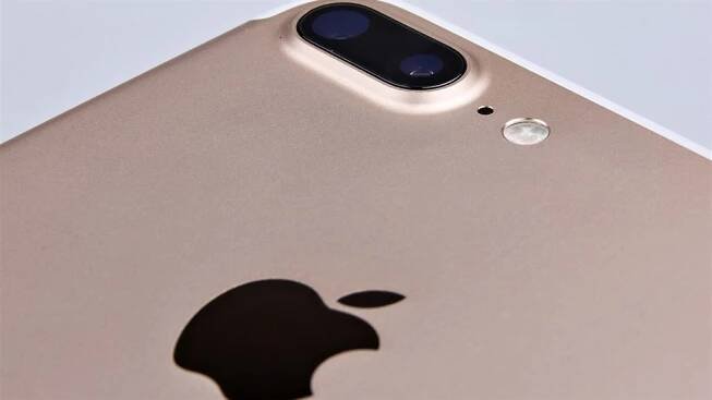 iPhone 8 má být ve třech velikostech, záda budou skleněná
