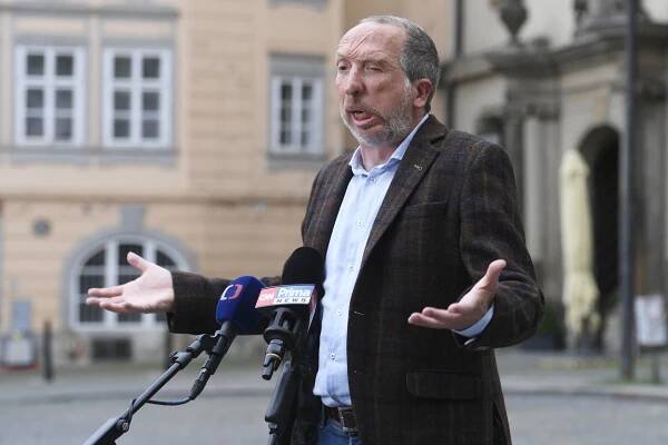 Klaus mladší končí v politice. Může to souviset s plány jeho otce, říká politolog