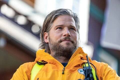 Sebastian Ströbel ist als Markus Kofler mit seinem Team in "Die Bergretter" im Einsatz.
