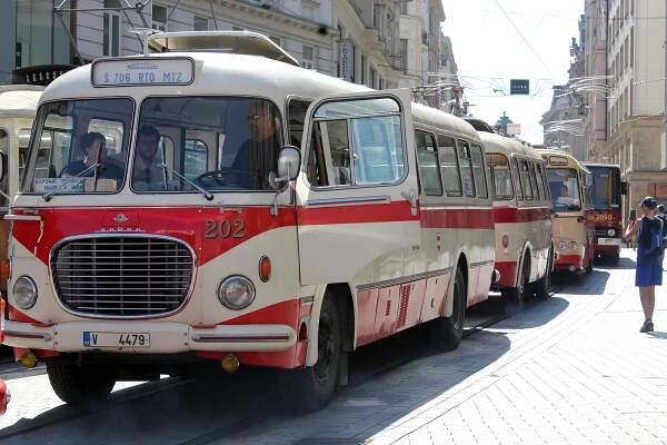Parní tramvaj i koňské spřežení. Centrum Brna patřilo historickým vozům MHD