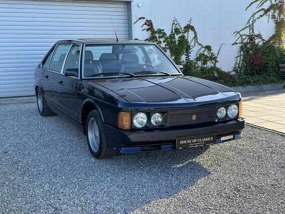 K mání je vzácná Tatra 613-4 Mi Long se zajímavou výbavou a zdokumentovanou historií. Má sedačky od Recara, připravte si balík