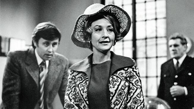 Drama Hrst plná kopřiv (1973). V pozadí Jaroslav Moučka.