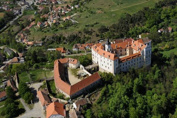 Jevišovice - Starý zámek a Předzámčí
