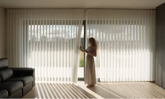 Záclonové vertikály Veil: Elegantní stínění, které vypadá jako záclona, ale umí víc