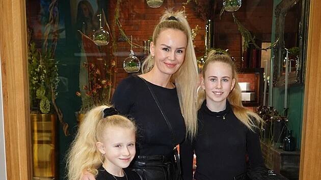 Lucie Hadašová a její dcery Vanessa a Denisa (Praha, 18. ledna 2023)