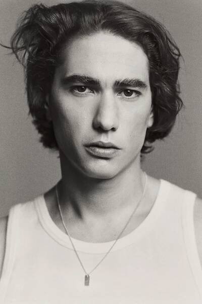 Enzo Vogrincic Hits the Studio with Zara: Casual Meets Chic