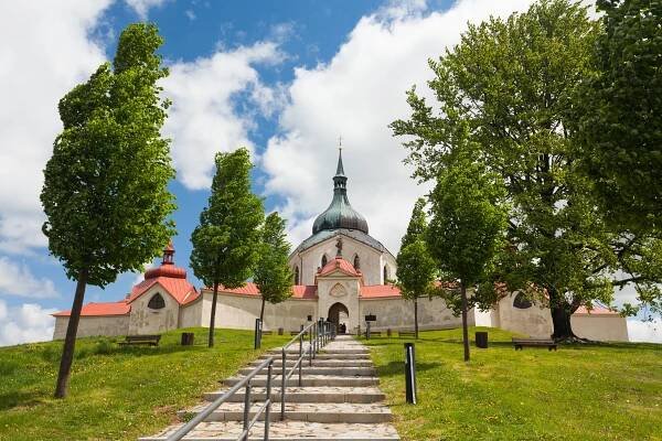 Zelená hora ve Žďáře: Rubínový klenot znovu září. Ambit po rekonstrukci odhalil barvy minulosti