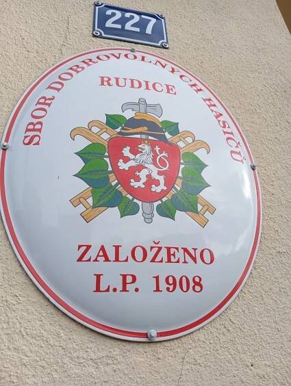 Na své sestry - matky - hasiči v Rudicích nikdy nezapomenou