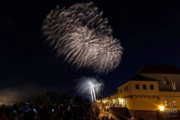 Střet Švédů s Brňany na nebi nad Špilberkem. V Brně začal festival ohňostrojů