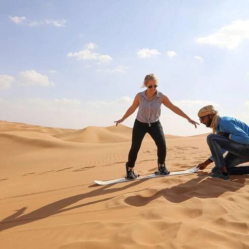 Dubaj: Jízda vrtulníkem, pouštní safari, velbloudi a občerstvení | GetYourGuide