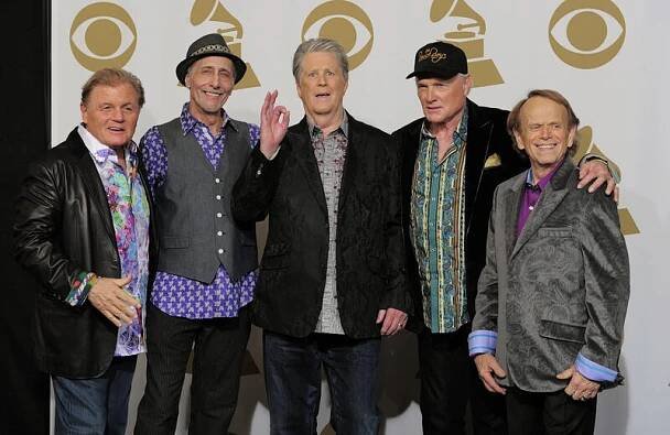 Členové skupiny The Beach Boys (na snímku z 12. února 2012). Zleva Bruce Johnston, David Marks, Brian Wilson, Mike Love a Al Jardine.