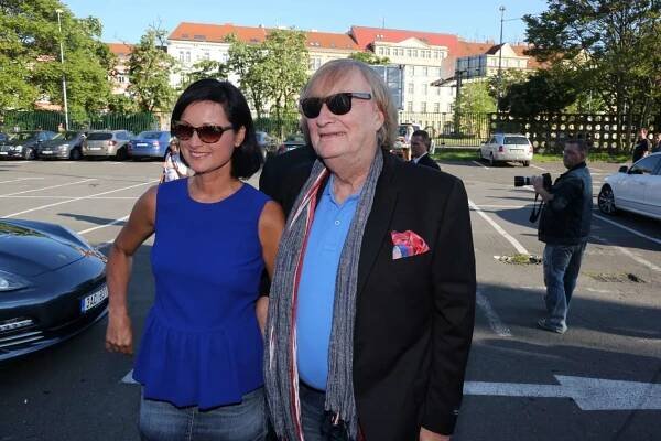 Vít OImer žije už třiatřicet let ve spokojeném manželství s o dvacet let mladší herečkou Simonou Chytrovou. 