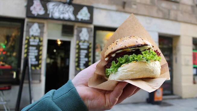 Burger s fazolovou plackou před bistrem Bugr Burger v centru Olomouce