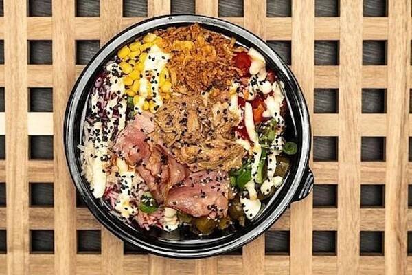 Poke bowl s vepřovým a slaninou