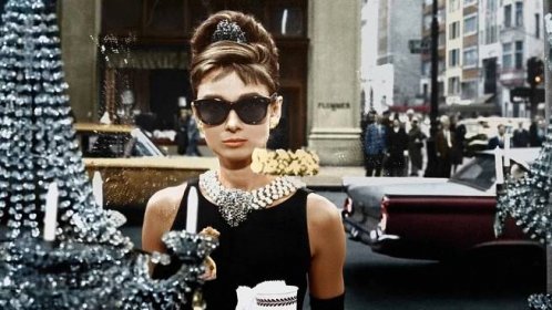 Audrey Hepburn ve Snídani u Tiffanyho: Ikonické šaty i sluneční brýle, které se prodávají dodnes - Proženy.cz