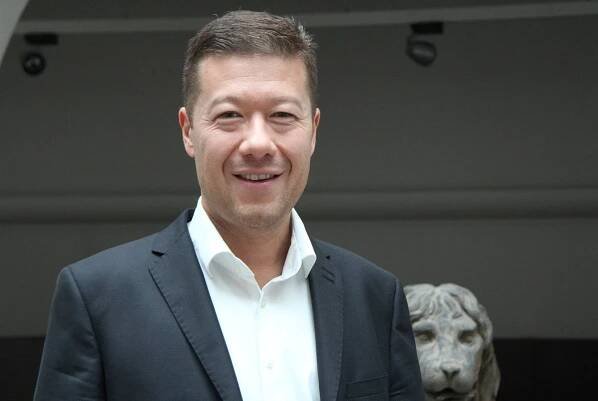 Trapas Nováka z SPD: Místo žluté vesty si vzal oranžovou, lidé ho mají za popeláře