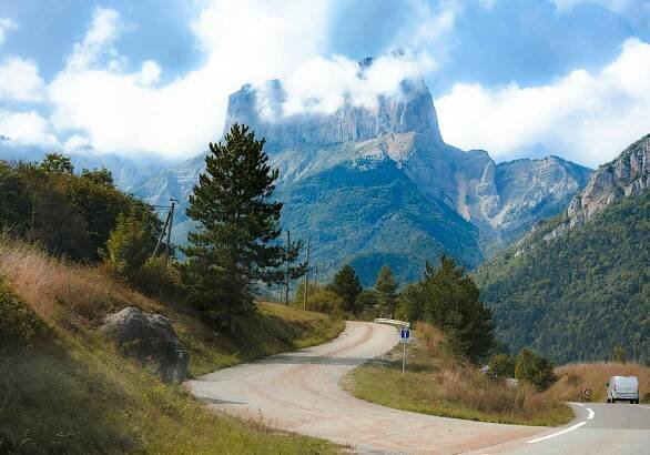 bezplatná Malebná klikatá silnice vedoucí k horským výhledům v Clles, Auvergne-Rhône-Alpes, Francie. Základová fotografie