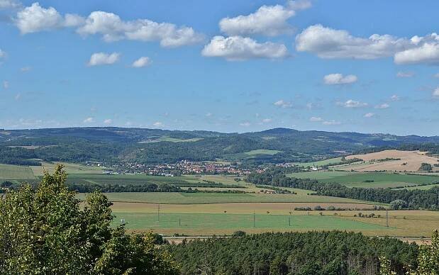 Soubor:Krhov (okres Blansko) - Malý Chlum, pohled na Drnovice z rozhledny, 2023-09, obr01.jpg – Wikipedie