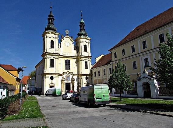Fotogalerie Strážnice - Piaristické náměstí - č. 2317646 | Turistika.cz