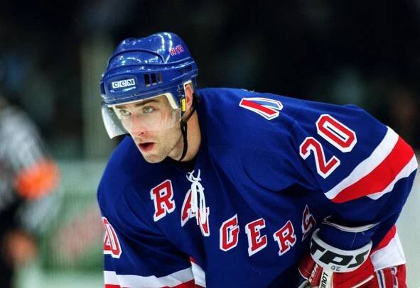 10. Radek Dvořák Počet sezon v NHL:  18 (1995 – 2014) Klub(y):  Florida Panthers, New York Rangers, Edmonton Oilers, St. Louis Blues, Atlanta Trashers, Dallas Stars, Anaheim Ducks, Carolina Hurricanes Počet zápasů v základní části:  1260 Počet střel na branku v základní části:  2463 Průměrný počet střel na zápas v průběhu celé kariéry:  1,95 Pořadí v historické tabulce NHL:  234. místo