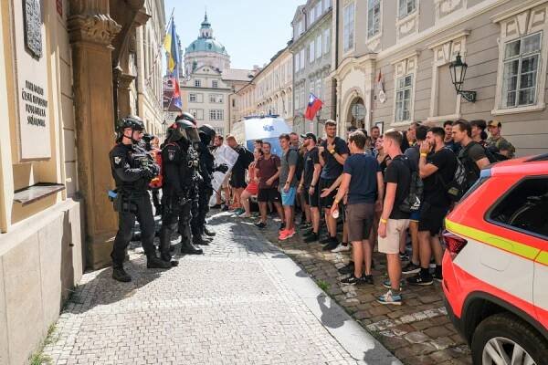 Hasiči, policisté i zdravotníci nacvičovali ve Sněmovně zásah při požáru