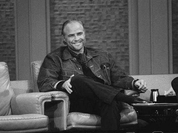 Marlon Brando byl americký herec a režisér. Nejvíce se proslavil rolí Dona Corleona z filmu Kmotr. Sám však slávu příliš v lásce neměl. Byla mu spíše na obtíž.  
