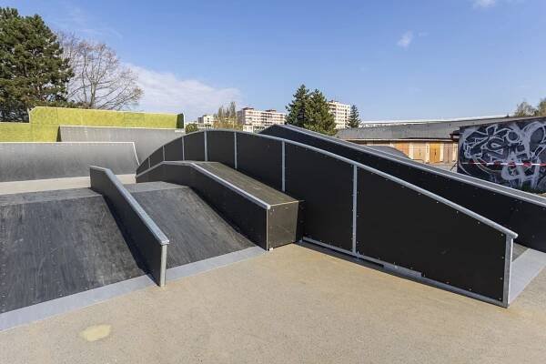 Detail na vybavení skateparku