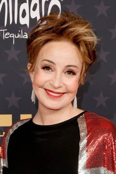 Annie Potts short pixie cut