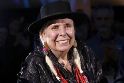 Joni Mitchell Says She's 'Hobbling Along' but 'Doing All Right'
