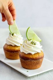 Vypít nebo sníst? Mojito cupcakes jsou ideální dezert na letní party, rozlučky i narozeniny